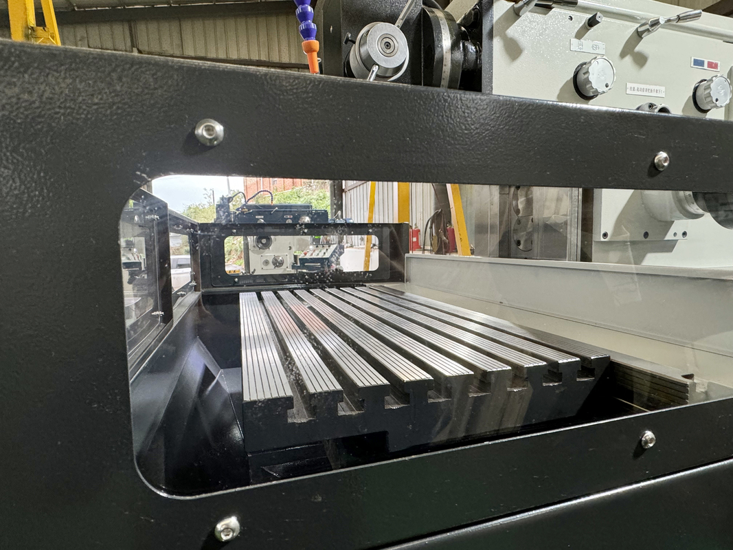 4 axis verticale CNC freesmachine XKH8140A Kleine vormverwerking CNC handmatige universele gereedschap freesmachine