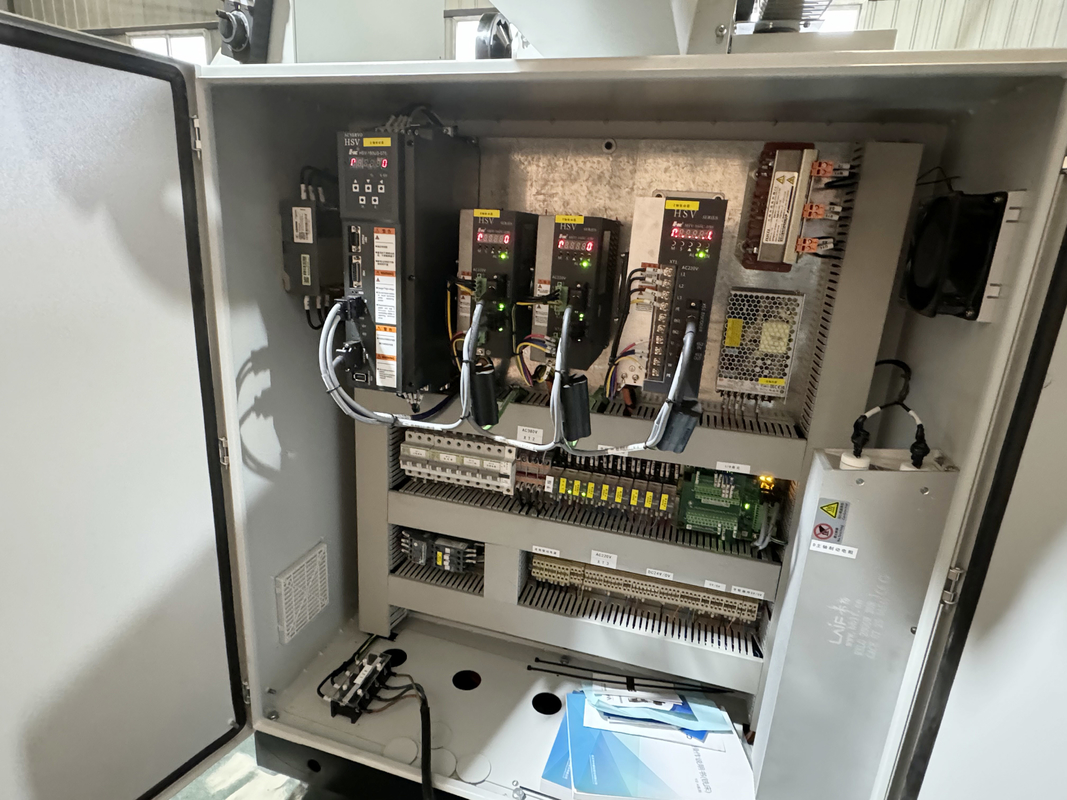 4 axis verticale CNC freesmachine XKH8140A Kleine vormverwerking CNC handmatige universele gereedschap freesmachine