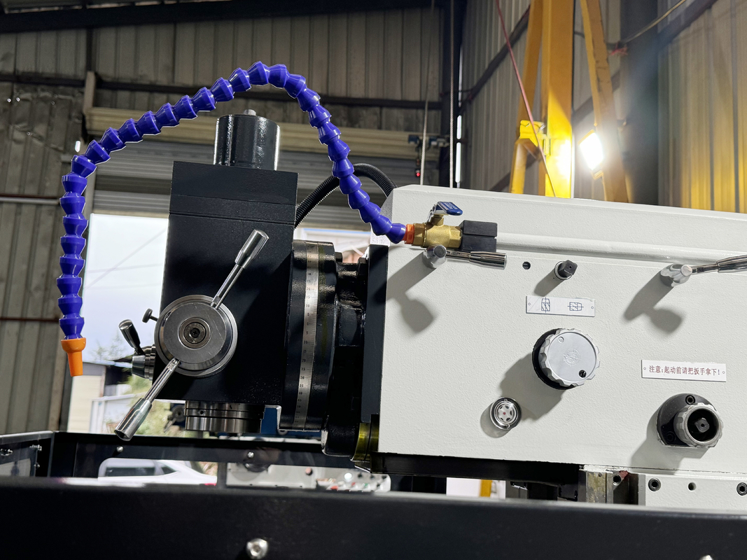 4 axis verticale CNC freesmachine XKH8140A Kleine vormverwerking CNC handmatige universele gereedschap freesmachine