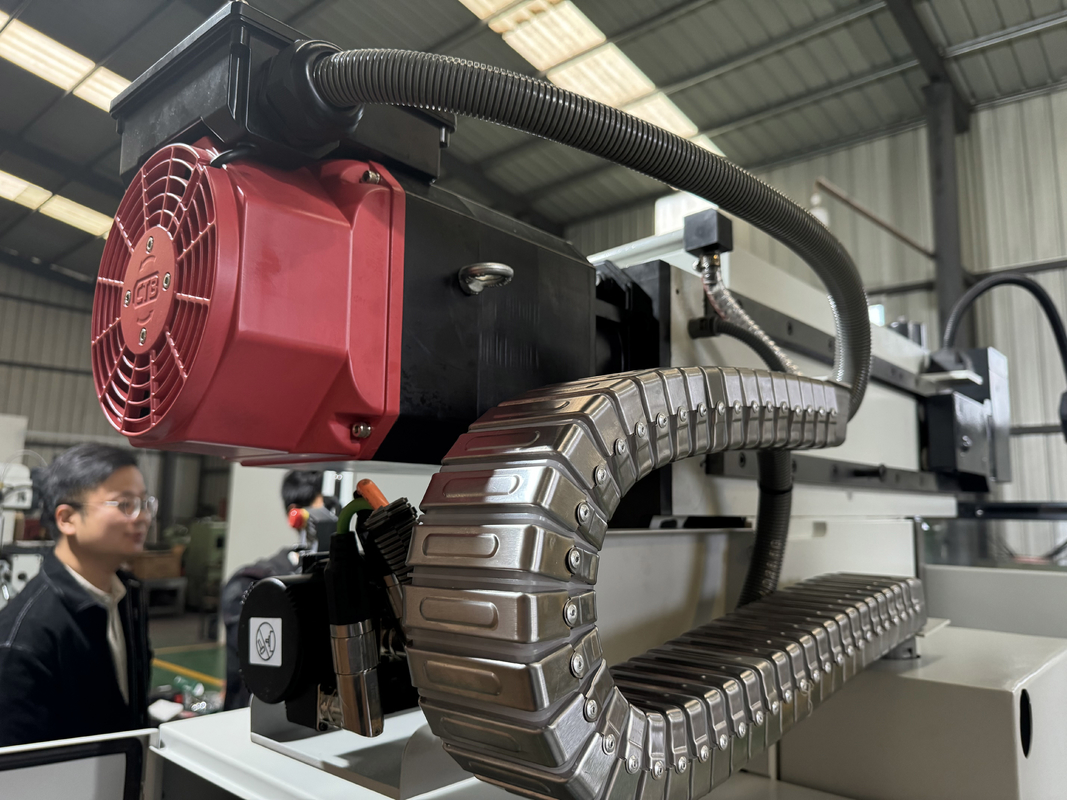 4 axis verticale CNC freesmachine XKH8140A Kleine vormverwerking CNC handmatige universele gereedschap freesmachine