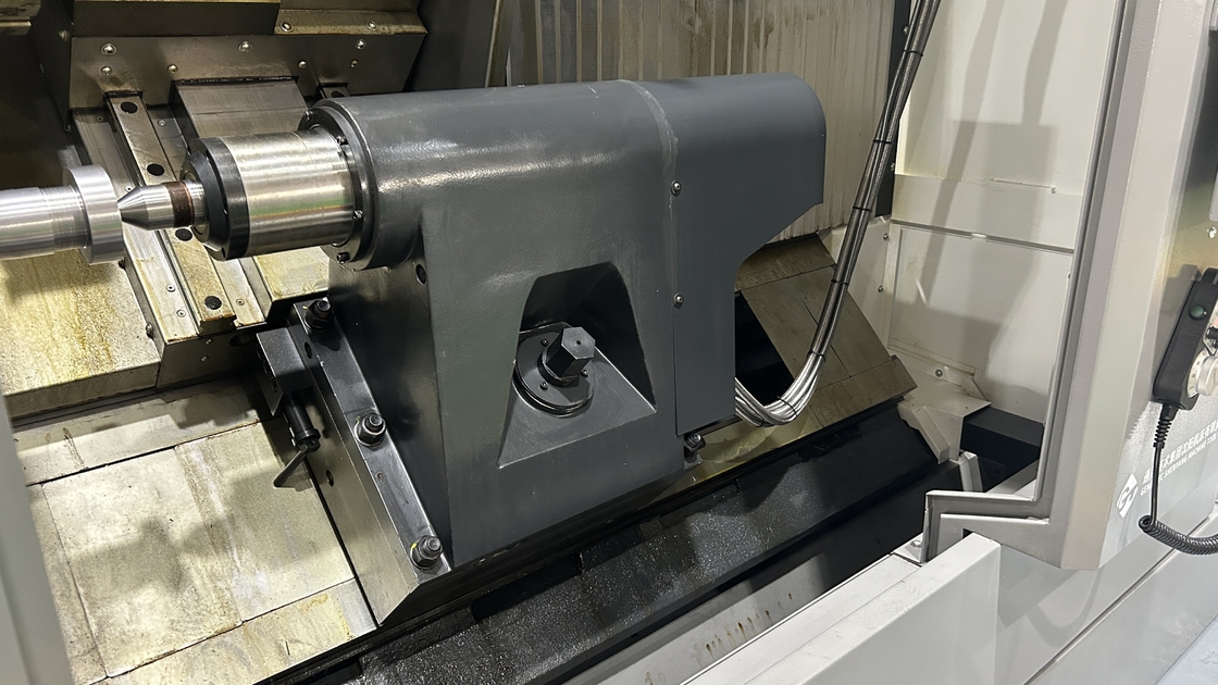 Slant Bed CNC draaibank HTC63Q Maximale snijlengte 3000mm Zware snijspindel CNC horizontale draaibank